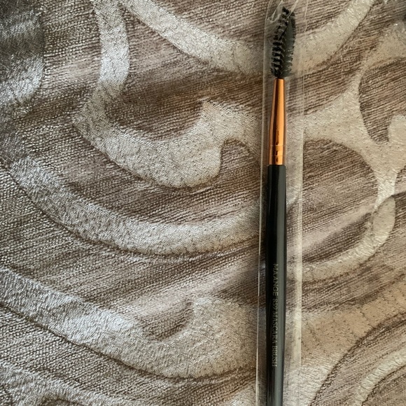 Assorted makeup brushes - Picture 4 of 5